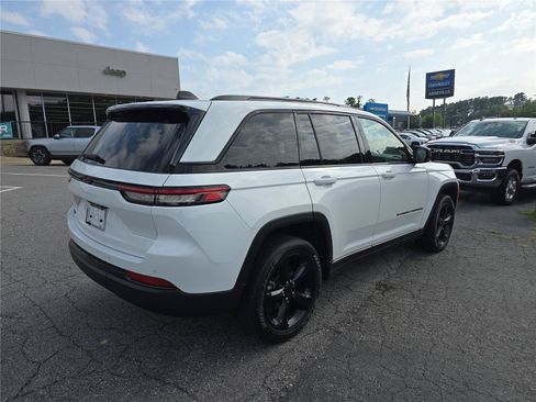 Used 2023 Jeep Grand Cherokee Altitude AWD/4WD image 3
