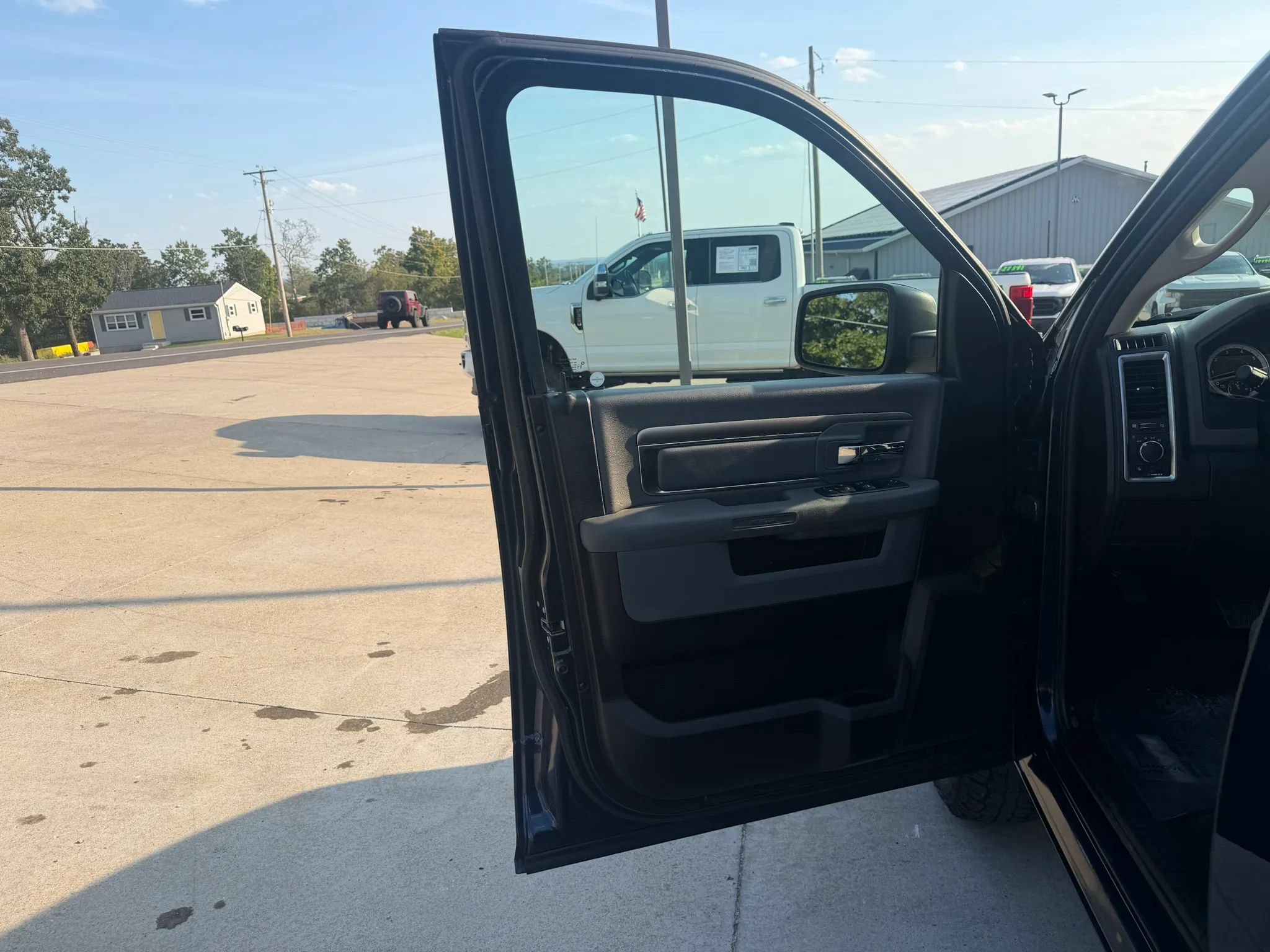 Used 2020 RAM 1500 Classic SLT AWD/4WD image 13
