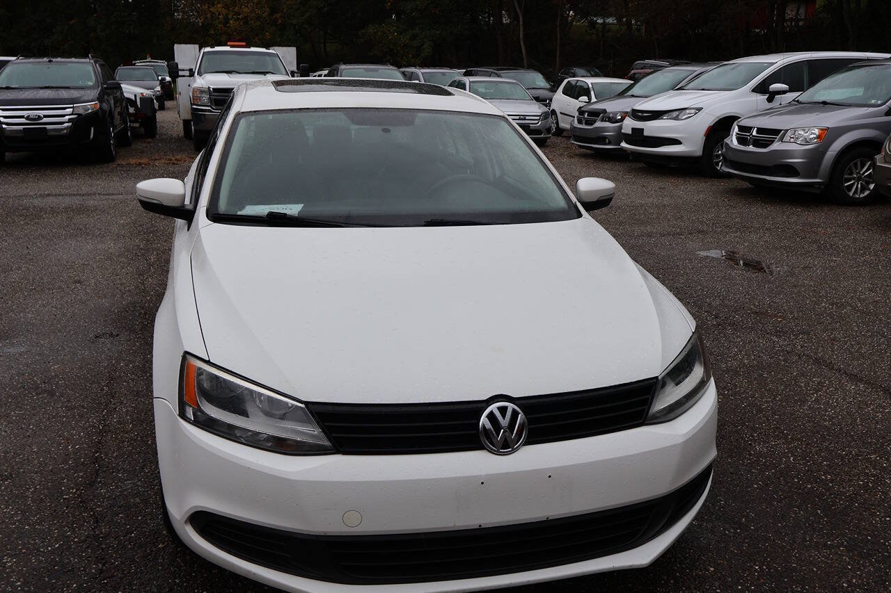 Used 2011 Volkswagen Jetta SE FWD image 2
