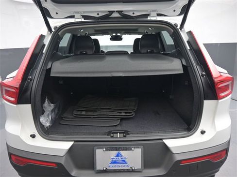 Used 2024 Volvo XC40 B5 Plus image 28