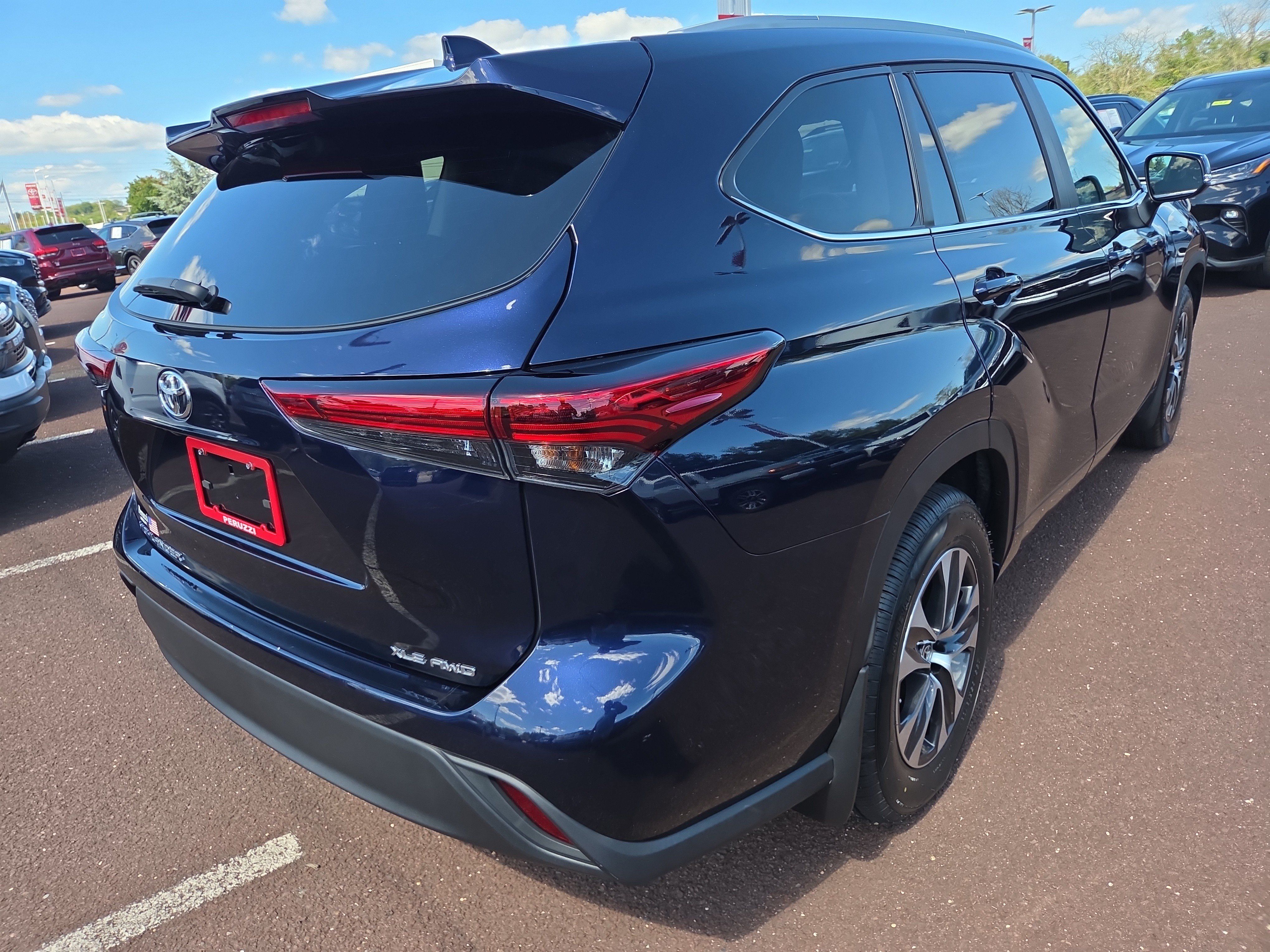 Used 2023 Toyota Highlander XLE AWD/4WD image 3