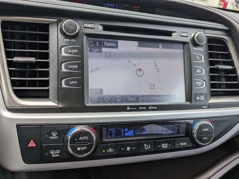 Used 2019 Toyota Highlander XLE FWD image 14