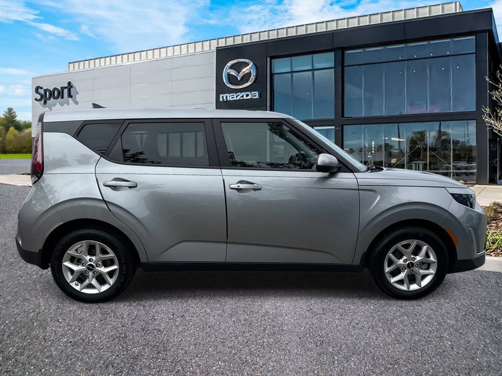 Used 2023 Kia Soul S FWD image 2