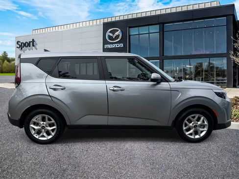 Used 2023 Kia Soul S FWD image 2