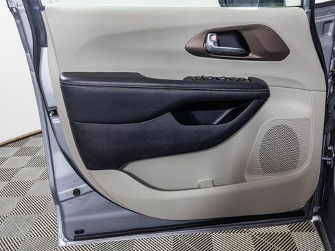 Used 2020 Chrysler Voyager LX FWD image 33