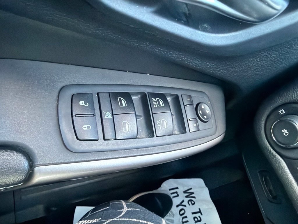 Used 2019 Jeep Cherokee Latitude Plus w/ Comfort/Convenience Group AWD/4WD image 36