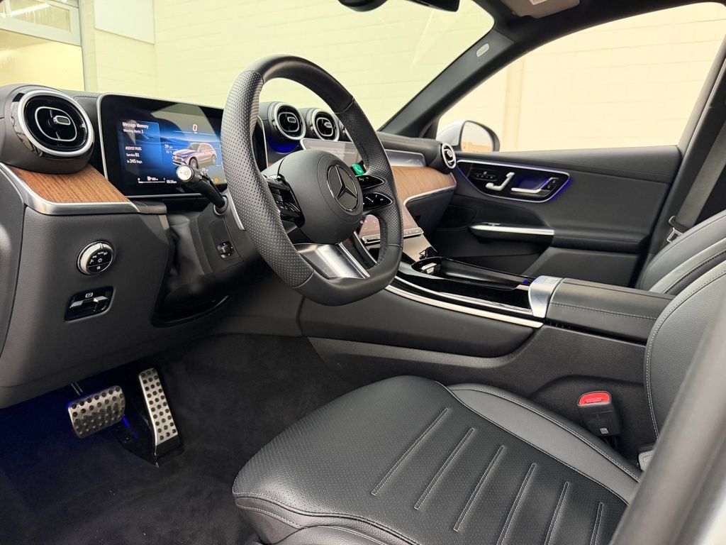 Used 2025 Mercedes-Benz GLC 300 4MATIC image 4