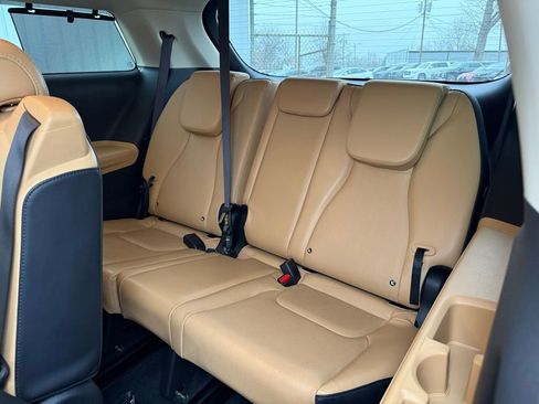 Used 2023 Kia Carnival EX image 19