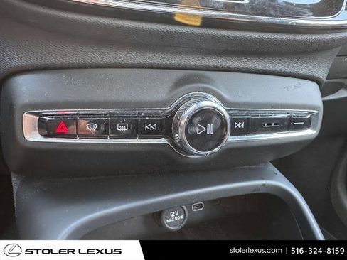 Used 2023 Volvo XC40 B5 Plus image 27