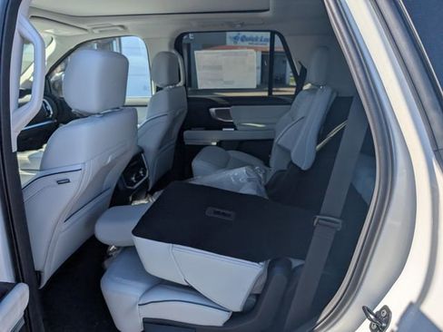 New 2025 Ford Expedition Platinum w/ Platinum Ultimate Package AWD/4WD image 9