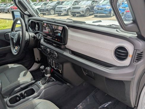Used 2025 Jeep Wrangler Sahara image 17