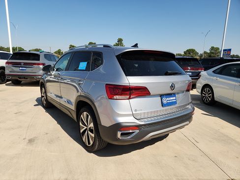 Certified 2023 Volkswagen Taos SE w/ Panoramic Sunroof Package FWD image 4