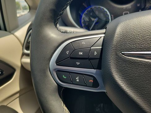 Used 2024 Chrysler Pacifica Touring-L FWD image 22