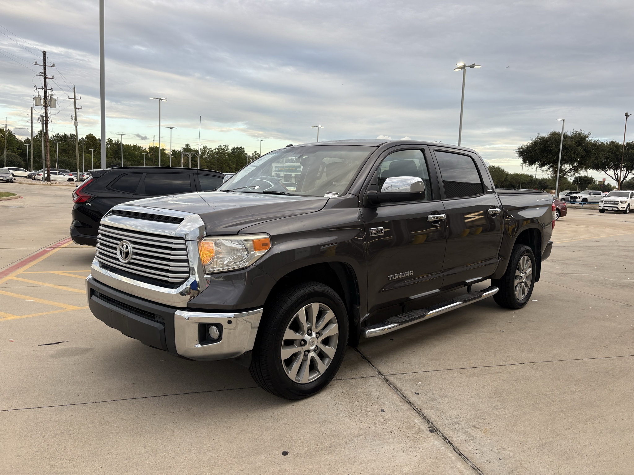 Used 2017 Toyota Tundra Limited w/ Limited Premium Package RWD image 4
