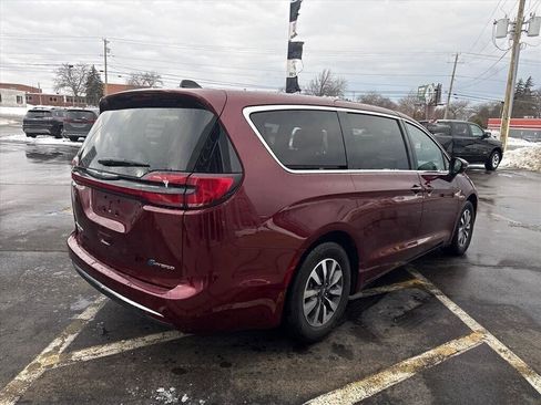 Used 2023 Chrysler Pacifica Touring-L w/ Uconnect Theater Family Group image 5