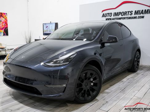 Used 2024 Tesla Model Y Long Range AWD/4WD image 1