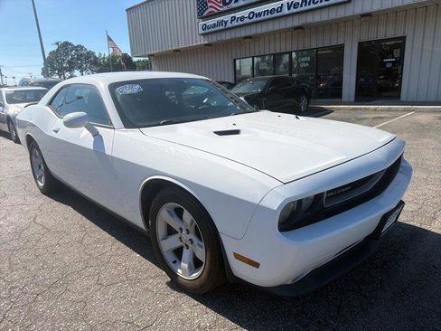 Used 2014 Dodge Challenger SXT RWD image 2