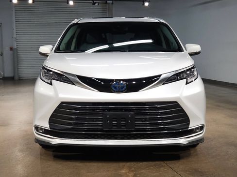 Certified 2024 Toyota Sienna Limited FWD image 2