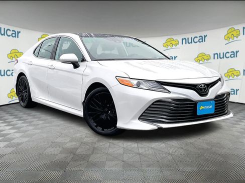 Used 2020 Toyota Camry XLE image 1