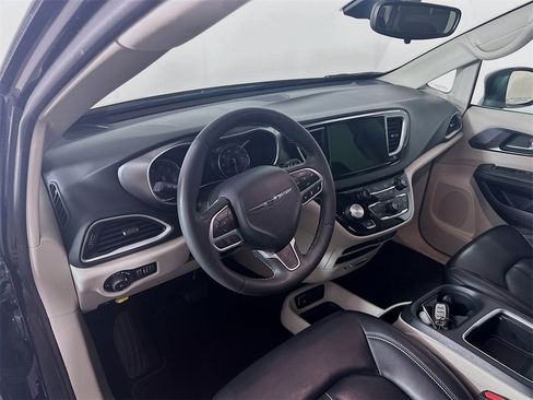 Used 2023 Chrysler Pacifica Touring-L image 31