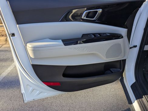 Used 2024 Kia Carnival EX image 10