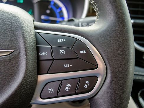 Used 2023 Chrysler Pacifica Limited FWD image 14