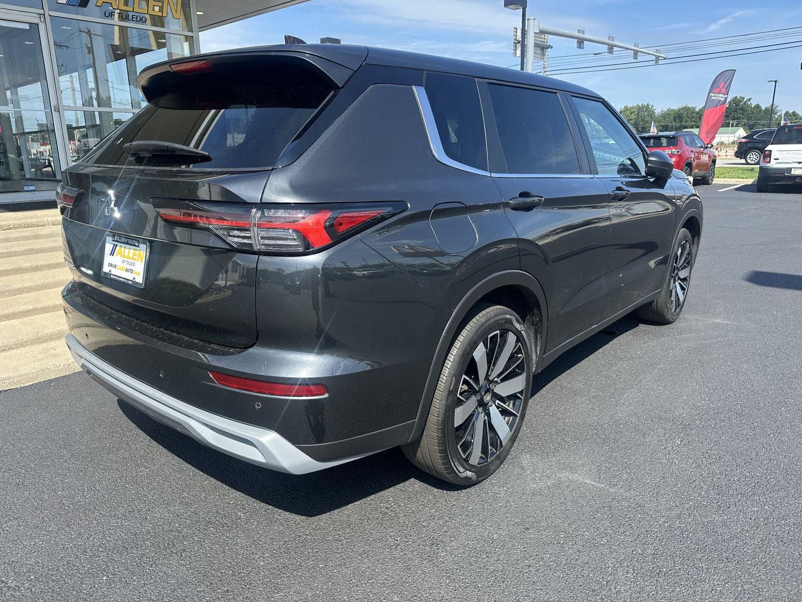 Used 2025 Mitsubishi Outlander SE FWD image 11