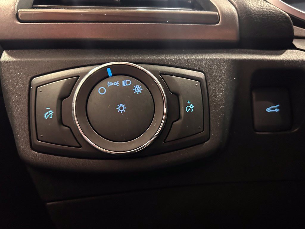 Used 2018 Ford Fusion SE w/ Fusion SE Technology Package FWD image 13