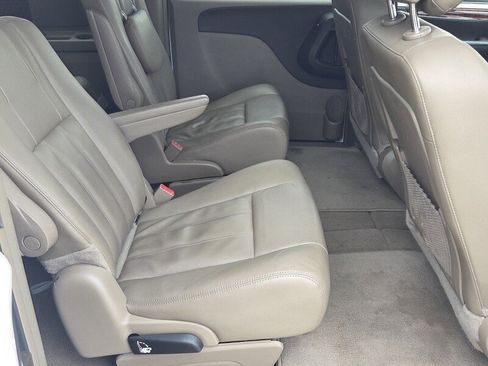 Used 2015 Chrysler Town & Country Touring image 16