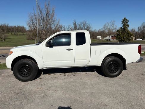 Used 2017 Nissan Frontier SV image 4