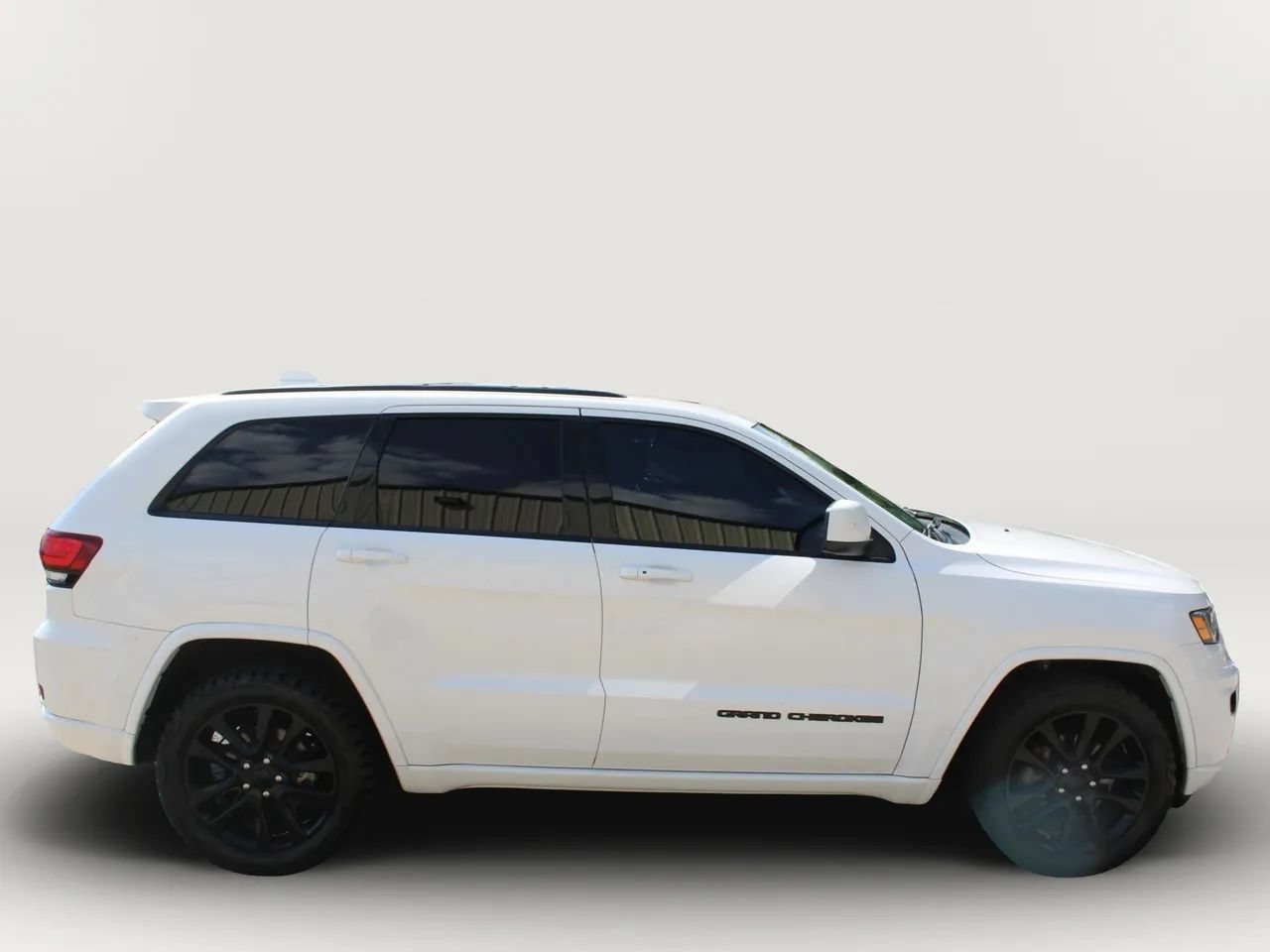 Used 2018 Jeep Grand Cherokee Altitude AWD/4WD image 12