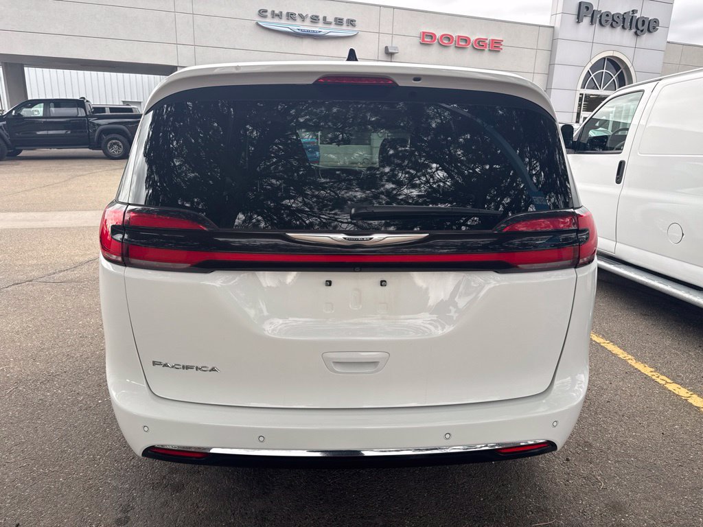 Used 2023 Chrysler Pacifica Touring-L FWD image 4