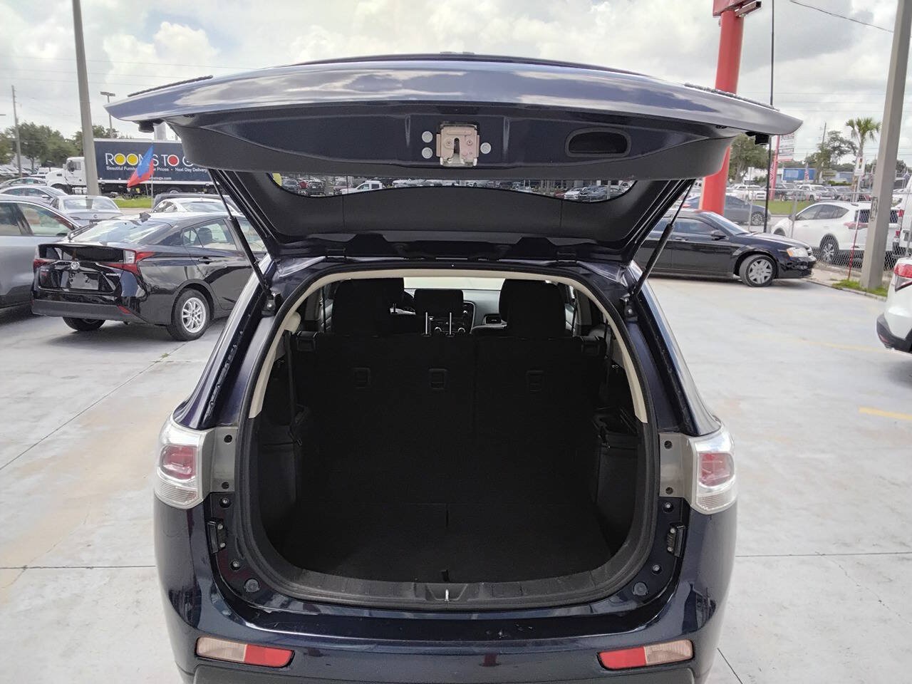 Used 2014 Mitsubishi Outlander SE AWD/4WD image 3