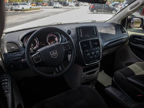 Used 2019 Dodge Grand Caravan SE w/ UConnect Hands-Free Group FWD image 25