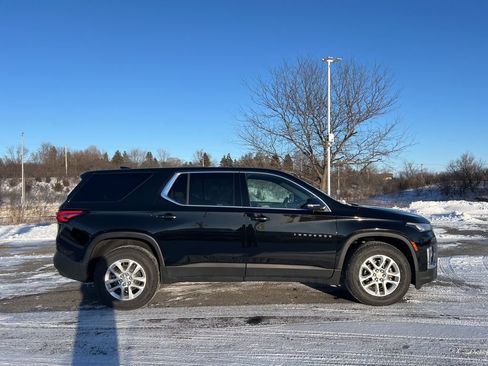 Used 2023 Chevrolet Traverse LS image 3