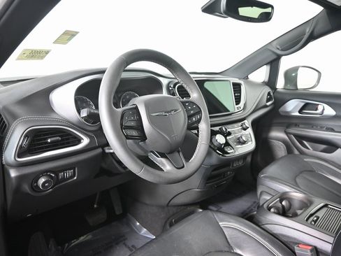 Used 2022 Chrysler Pacifica Touring-L w/ S Appearance Package image 25