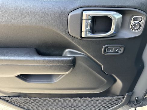 Used 2021 Jeep Gladiator Sport image 14