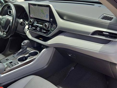 Used 2023 Toyota Highlander Platinum FWD image 22