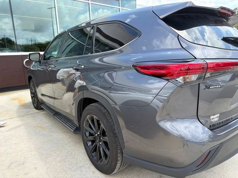 Used 2022 Toyota Highlander LE FWD image 2
