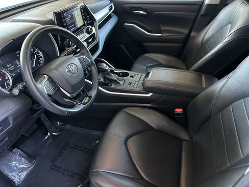 Used 2021 Toyota Highlander XLE AWD/4WD image 11