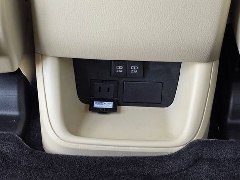 Used 2017 Toyota Highlander XLE image 18