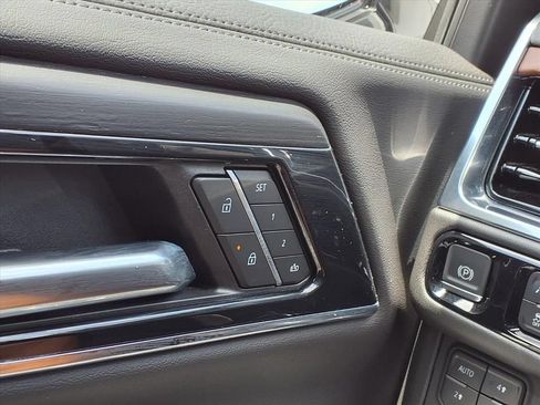 Used 2025 GMC Yukon XL Denali AWD/4WD image 32