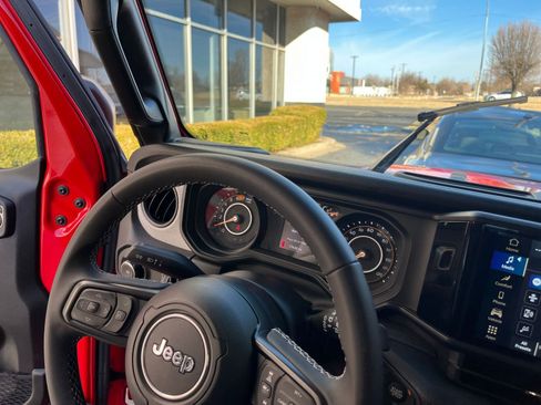 Used 2025 Jeep Wrangler Sport S image 33