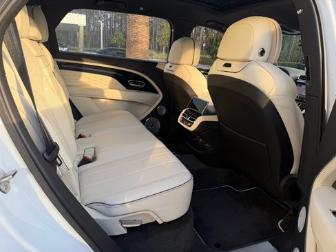 Used 2023 Bentley Bentayga Extended Wheelbase image 26