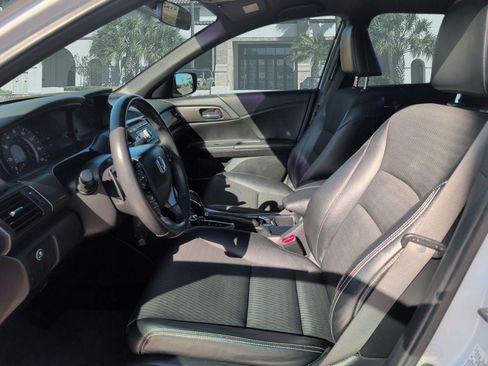 Used 2017 Honda Accord Sport image 11