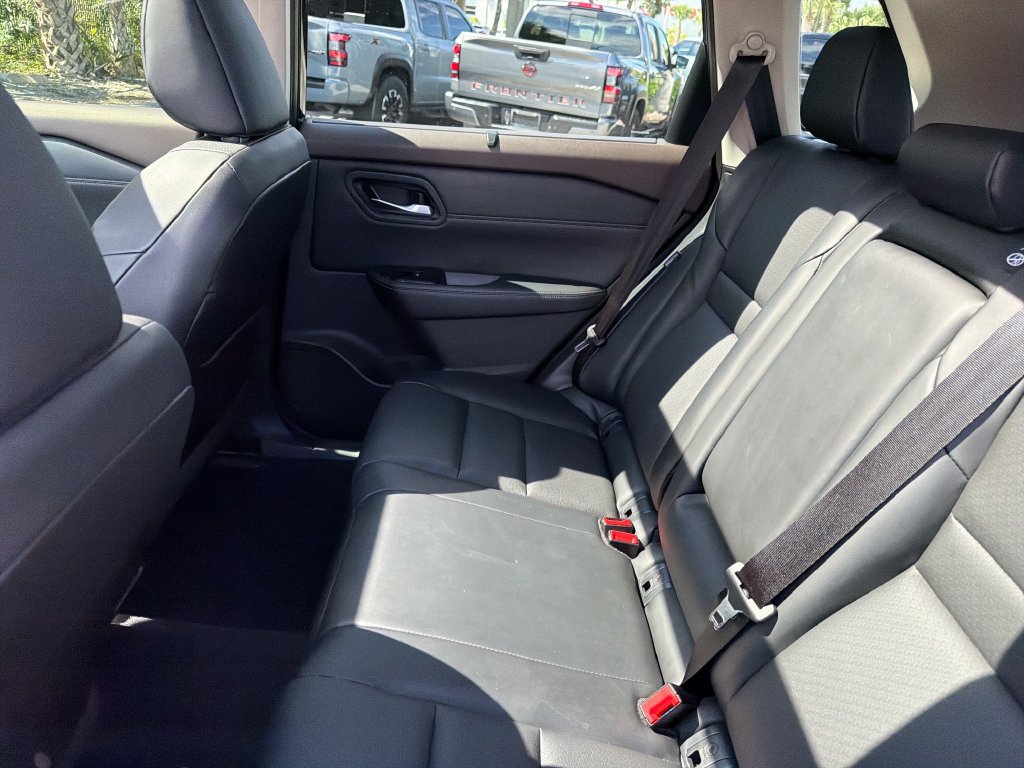 Used 2023 Nissan Rogue SV w/ SV Premium B Package FWD image 31