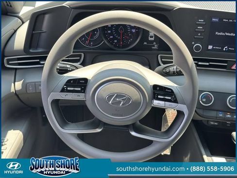 Certified 2023 Hyundai Elantra SE FWD image 18