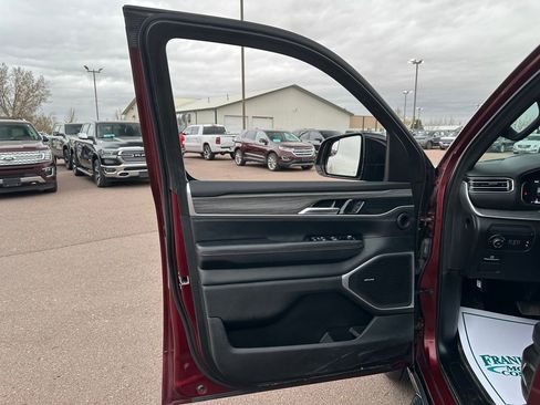 Used 2024 Jeep Wagoneer Series III AWD/4WD image 11