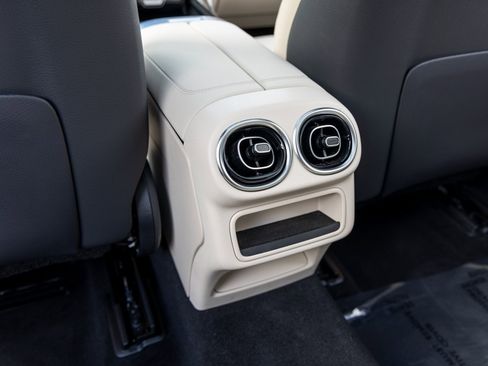 Used 2025 Mercedes-Benz GLC 350e 4MATIC image 41