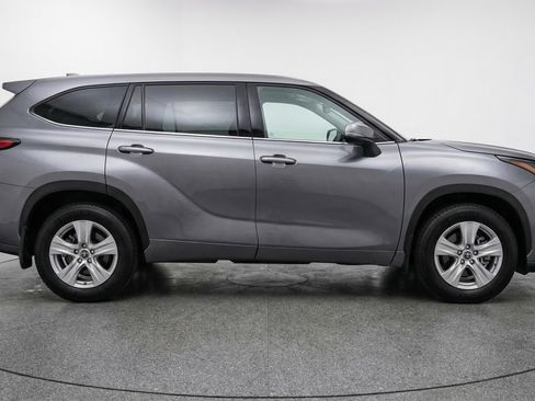 Used 2025 Toyota Highlander LE FWD image 11